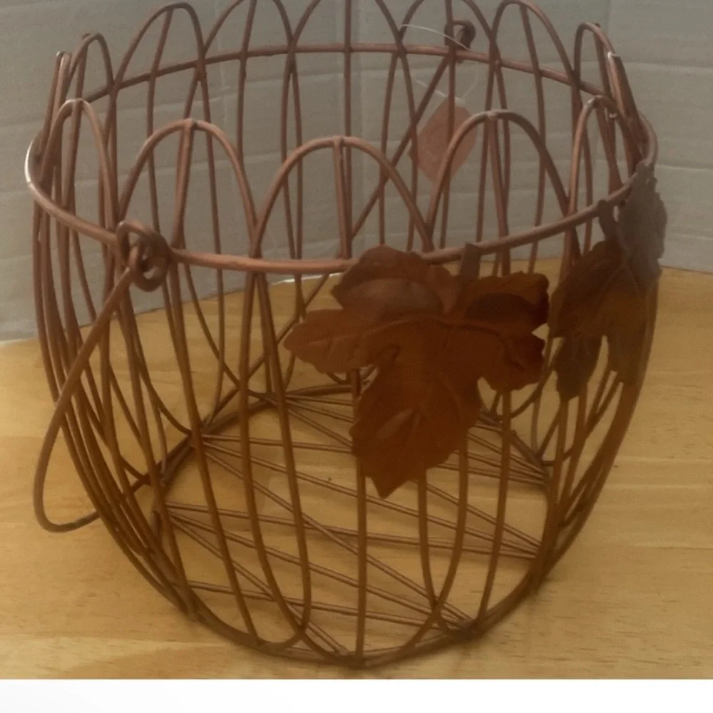 Decorative Copper color Wire Basket with Leaf Accents & handles About 7x7 NWT